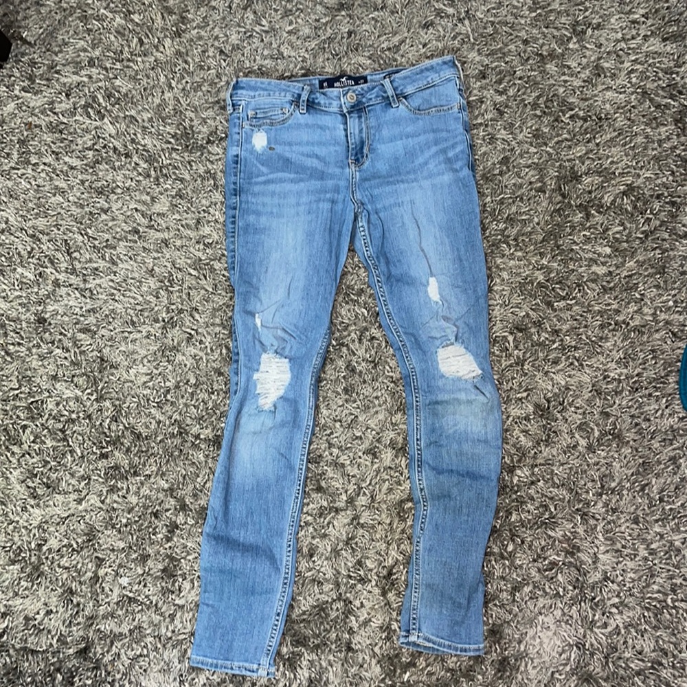 Mid-rise crop Hollister Jeans.
